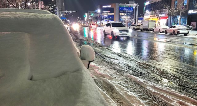  27일 늦은 오후 많은 눈이 내린 충북 제천 도심 도로에서 귀성 차량들이 거북이 운행을 하고 있다. /사진=뉴시스