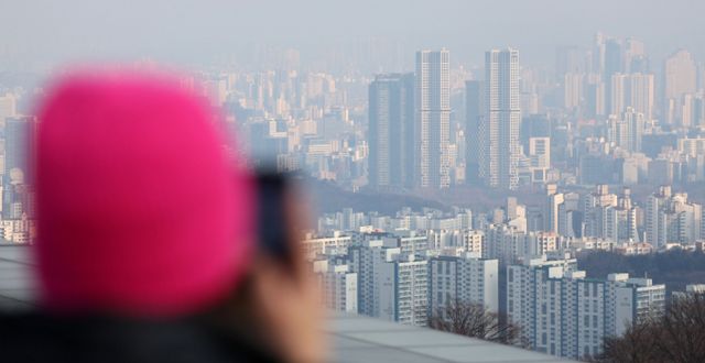 지난해 서울 집값 상승세가 지속되면서 주거비 부담이 여전히 큰 것으로 파악된 가운데 특히 저소득층과 고소득층 간 주거비 부담 격차가 뚜렷하게 나타났다. 사진은 19일 서울 소재 아파트 단지의 모습. /사진=뉴시스