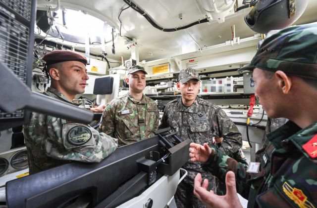 K9자주포 기본과정 및 심화과정에 참가한 해외 교육생들이 K9자주포에 대한 소개교육을 받고 있다. /사진=육군