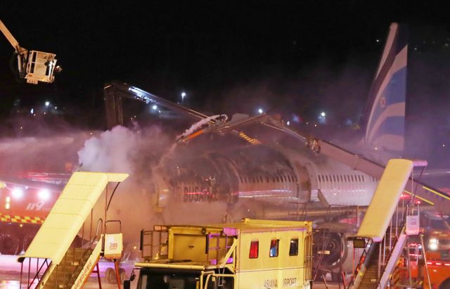화재 발생 에어부산 여객기가 제작 17년 된 에어버스 기종으로 파악됐다. 사진은 화재 여객기에 대한 진화 작업을 벌이던 모습. /사진=뉴스1