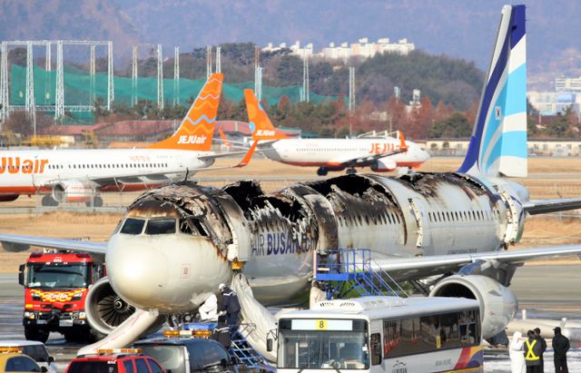 대한항공이 에어부산 여객기 화재 사고 수습을 위해 임시편 투입 등을 지원한다. 사진은 화재 사고가 난 여객기. /사진=뉴스1