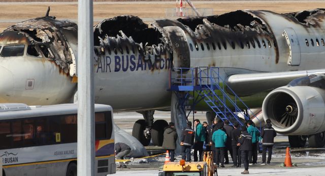 에어부산 여객기 화재 원인으로 보조배터리와 전자담배 등이 지목되고 있다. 사진은 화재로 녹아내린 에어부산 여객기. /사진=뉴스1
