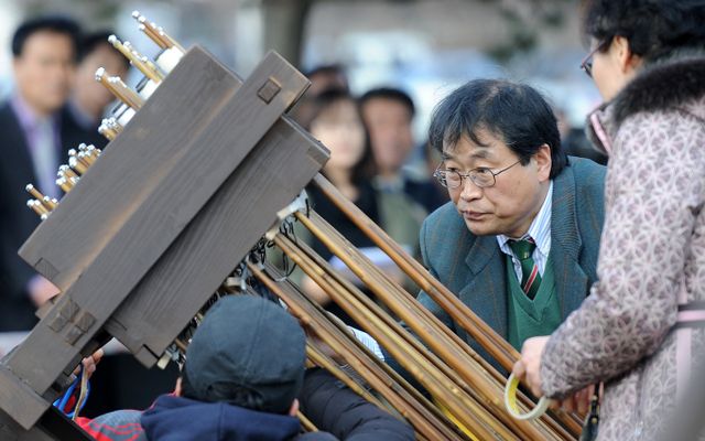 채연석 교수가 신기전 시연 전 점검 중이다. /사진=뉴스1