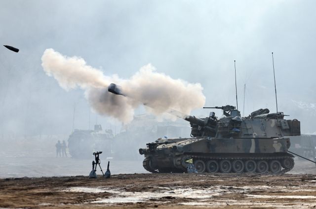 육군 제30기갑여단 하나포병대대 장병들이 22일 경기도 파주시 무건리훈련장에서 동계 혹한기 전술훈련의 일환으로 K55A1 자주포 포탄 사격을 하고 있다. /사진=뉴스1