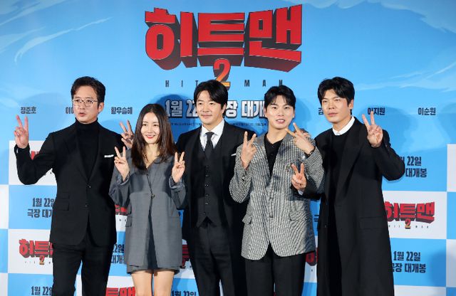 영화 '히트맨2'가 100만 관객을 돌파했다. 사진은 최근 제작보고회에 나섰던 배우 정준호(왼쪽부터), 황우슬혜, 권상우, 이이경, 김성오. /사진=뉴시스