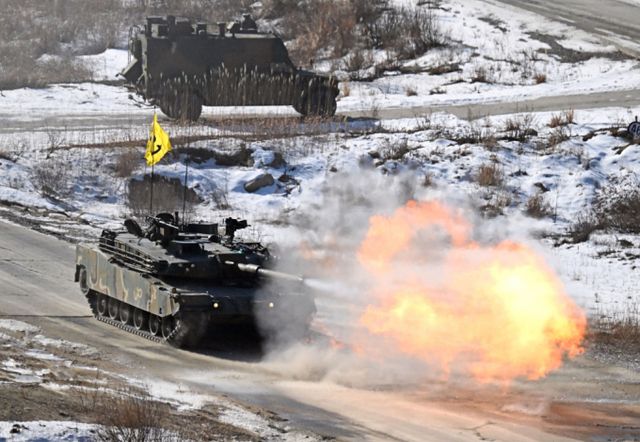 지난 경기 포천 승진훈련장에서 열린 혹한기 공지합동 및 통합화력운용 훈련에서 K1E1 전차가 포를 쏘고 있다. /사진=뉴시스 