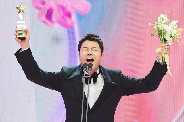 방송인 전현무가 MBC 연예대상을 거머쥐었다. /사진=MBC(뉴스1)