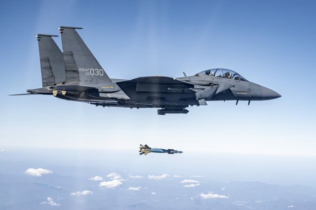 F-15K 전투기가 표적을 향해 GBU-12 공대지 유도폭탄을 투하하고 있다. /사진=합동참모본부 