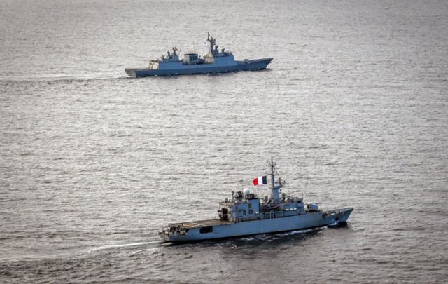 충무공이순신급구축함 '최영함'(위)과 프랑스 해군 호위함 '프레리알함'(아래)이 지난해 11월 부산 앞바다에서 전술기동을 펼치는 등 연합협력훈련을 하고 있다. /사진=해군작전사 제공