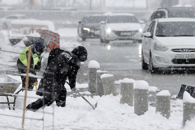 중대본이 설 연휴에 내렸던 대설 특보를 모두 해제했다. 사진은 지난 28일 경기 용인시 기흥휴게소에서 관계자들이 제설 작업을 하던 모습. /사진=뉴시스