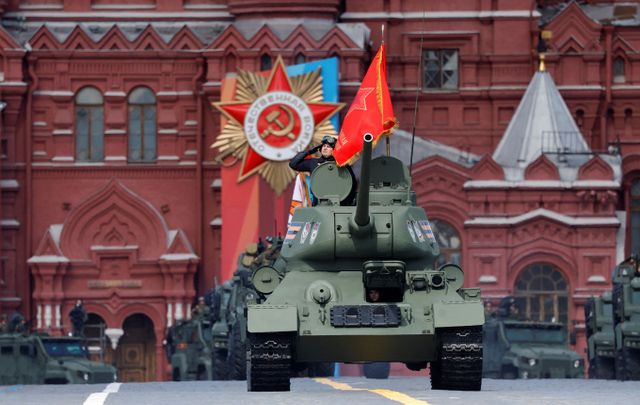 지난해 5월 러시아 모스크바 중심에서 제2차 세계대전 당시 나치 독일에 대한 승리를 기념하는 군사 퍼레이드 리허설 중 등장한 T-34 전차의 모습. /사진=로이터 통신 