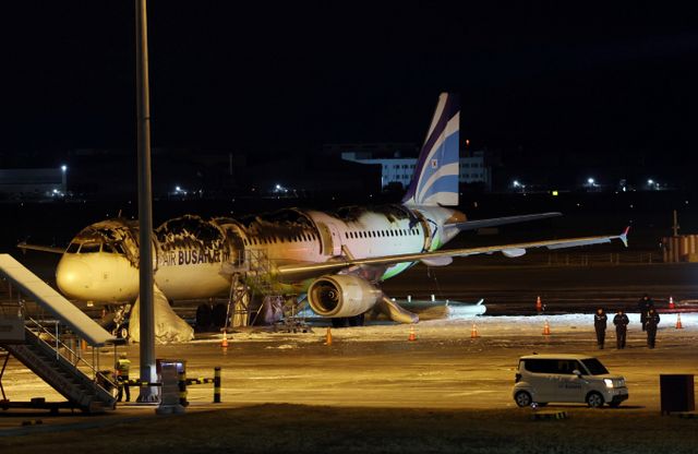 에어부산이 대표이사가 주관하는 초동조치팀과 비상대책반을 가동 중이다. 사진은 화재가 일어난 에어부산 여객기. /사지뉴시스