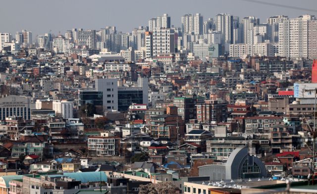 지난해 12월 서울 빌라 원룸 평균 월세와 전세보증금이 소폭 하락한 가운데 전세보증금은 조사 이래 처음으로 2억원을 밑돌았다. 사진은 지난달 서울시내 빌라 밀집지역 모습. /사진=뉴시스