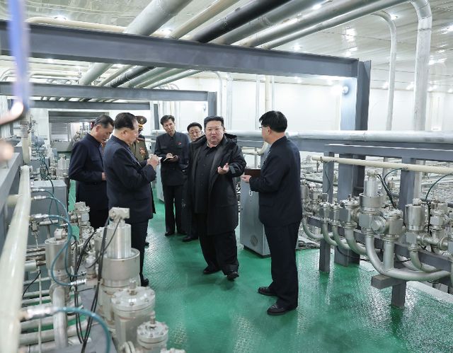 김정은 북한 국무위원장이 도널드 트럼프 미국 대통령의 대화 제안에도 핵대응 태세를 강화한다는 입장을 고수했다. 사진은 김 국무위원장이 핵물질 생산기지와 핵무기 연구소를 방문했던 모습. /사진=노동신문
