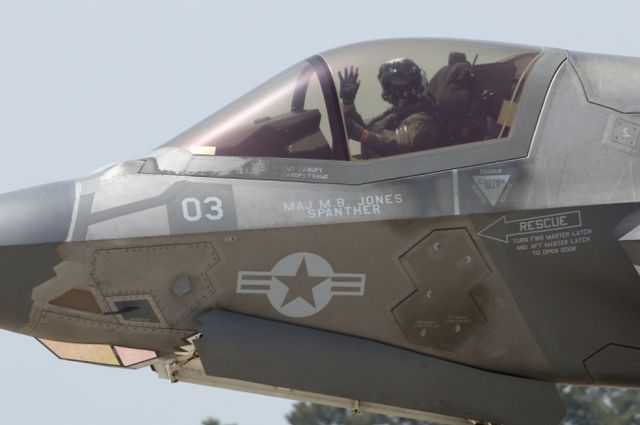 지난해 4월 전북 군산 공군기지에서 열린 '2024년 연합편대군 종합훈련'(KFT·Korea Flying Training)에서 미해병대 F-35B 스텔스 전투기가 이륙을 위해 이동을 하던중 조종사가 취재진을 향해 손인사를 하고 있다. /사진=뉴시스 