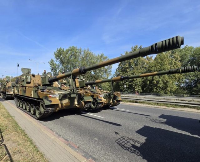 지난해 폴란드 국군의날 행사에 등장한 폴란드형 K9 자주포 호마르 k의 모습. /사진=한화에어로스페이스 