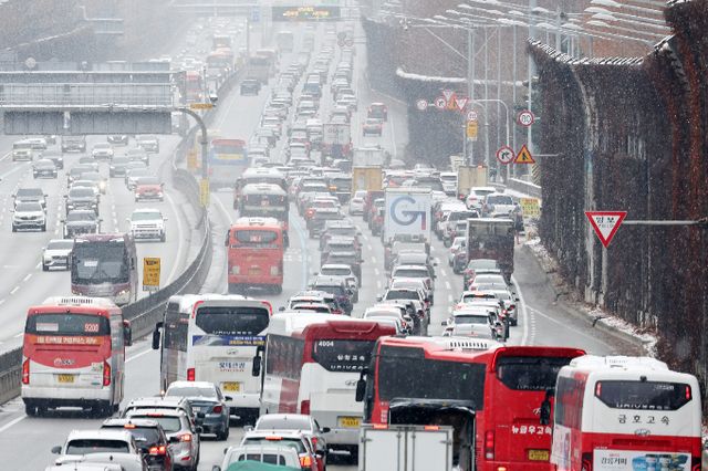 설 당일인 29일의 고속도로 귀성길과 귀경길은 양방향 모두 정체가 심하다. 사진은 전날 경부고속도로 잠원IC 인근 모습. /사진=뉴스1