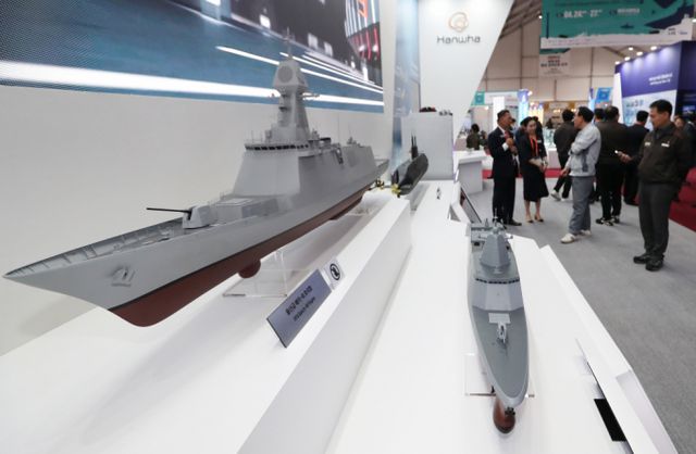 지난해 경남 창원시 진해구 해군사관학교에서 열린 '2024 이순신방위산업전(YIDEX)'에서 참석자들이 한화오션 부스에서 한국형 차기 구축함(KDDX) 개념설계 모형과 울산급 배치-III 호위함, 장보고-III 배치-II 잠수함 등을 둘러보고 있다. /뉴스1