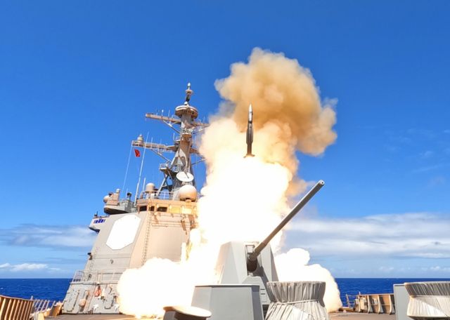  2024 환태평양훈련(RIMPAC)에 참가중인 해군 이지스구축함 율곡이이함이 10일 미국 하와이 인근 해상에서 고속으로 접근하는 대공무인표적기를 향해 SM-2 함대공유도탄 실사격을 하고 있다. /사진=뉴시스 