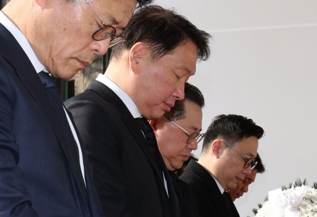 최태원 대한상공회의소 회장을 비롯한 임직원들이 지난 1일 서울 중구 서울광장에 마련된 제주항공 여객기 희생자 합동분향소에서 조문을 하고 있다./사진=뉴스1