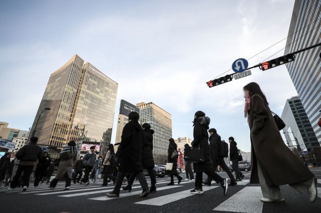 을사년 새해 첫 평일 출근일인 2일 서울 종로구 광화문네거리에서 직장인들이 출근하고 있다. /사진=뉴시스