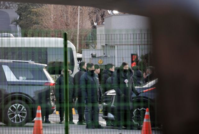 고위공직자범죄수사처(공수처)와 경찰이 윤석열 대통령 체포영장 집행을 위해 관저 경내에 진입했지만 경호처와의 대치로 인해 5시간째 대기 중이다. 사진은 공수처가 3일 서울 용산구 대통령 관저 앞에 경호처 직원들이 경계 근무를 서는 모습. /사진=뉴시스 