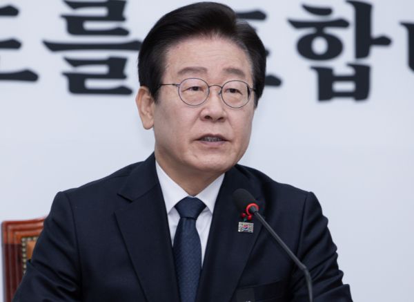 민주당 지지자인 유튜버에게 전화를 걸어 '이재명 더불어민주당 대표를 살해하겠다'고 협박한 남성이 경찰에 붙잡혔다. 사진은 이재명 더불어민주당 대표가 3일 오전 서울 여의도 국회에서 열린 최고위원회의에서 발언하는 모습. /사진=뉴스1