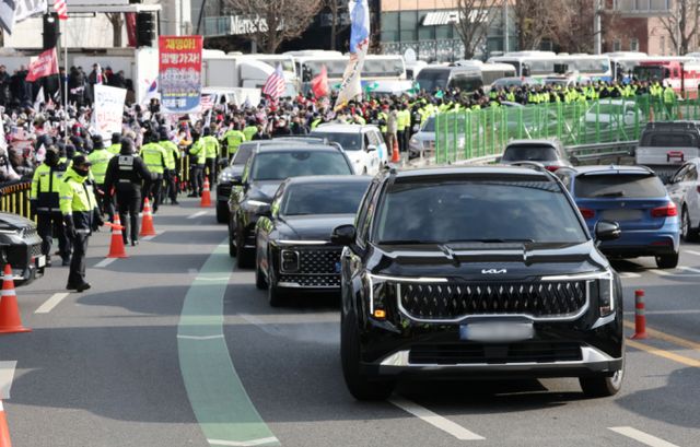 공조수사본부가 '내란 우두머리' 혐의를 받는 윤석열 대통령에 대한 체포영장 집행을 중단했다. 사진은 공수처가 윤석열 대통령에 대한 체포영장 집행을 경호처의 저지에 중지한 3일 공수처 수사 관계자를 태운 차량이 관저를 나서 지지자들 옆을 지나고 있는 모습. /사진=뉴스1