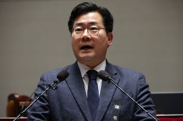 박찬대 더불어민주당 원내대표가 "윤석열은 국민의 명령에 따라 체포영장 집행에 응하길 바란다"고 밝혔다. 사진은 2일 오후 서울 여의도 국회에서 열린 비상의원총회에서 발언하는 모습. /사진=뉴시스