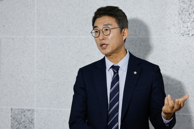 더불어민주당이 윤석열 대통령에 대한 고위공직자범죄수사처(공수처) 체포영장 집행을 방해하는 것에 대해 2차 내란이라며 비판했다. 사진은 노종면 민주당 원내대변인이 지난해 6월12일 서울 여의도 국회의원회관에서 정치검찰사건조작특별대책단 회의를 마친 뒤 기자들 질문에 답하는 모습. /사진=뉴스1