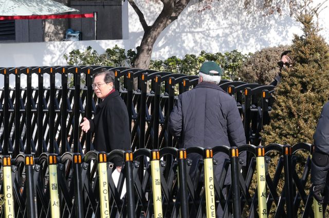 윤석열 대통령 측이 윤 대통령 체포영장 불발에 대해 법을 준수해 업무를 진행하라고 요구했다. 사진은 윤 대통령 법률대리인 윤갑근(왼쪽), 김홍일 변호사가 3일 서울 용산구 한남동 대통령 관저로 들어선 모습. /사진=뉴스1