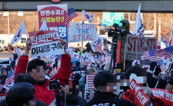 합동참모본부가 "공수처와 대치하고 있는 부대는 대통령경호처가 통제하는 경호부대"라고 밝혔지만, 경호처는 "사실이 아니라"라고 주장했다. 사진은 윤석열 대통령 지지자들이 3일 서울 용산구 한남동 대통령 관저 앞에서 고위공직자범죄수사처의 체포영장 집행을 규탄하는 집회를 하는 모습. /사진=뉴스1