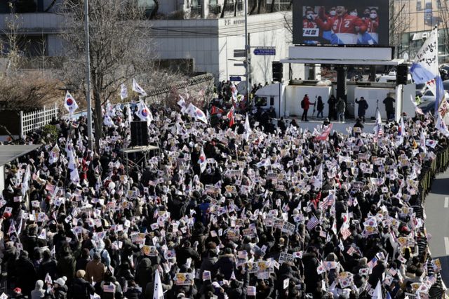 윤석열 대통령에 대한 체포영장 집행이 이뤄지고 있는 가운데 대통령실은 별도의 입장 없이 침묵을 이어가고 있다. 사진은 2일 서울 용산구 한남동 대통령 관저 인근에서 윤석열 대통령 지지자들이 탄핵 반대 집회를 하는 모습. /사진=뉴시스