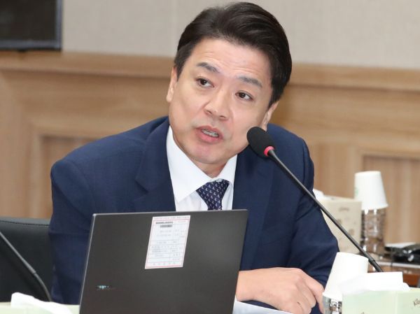 국가안보실은 부승찬 의원을 포함한 더불어민주당 의원 13명을 정보통신망법 위반으로 고발 조치했다. 사진은 부승찬 더불어민주당 위원이 지난해 10월17일 충남 계룡대에서 열린 국회 국방위원회의 육군본부에 대한 국정감사에서 질의하는 모습. /사진=뉴스1