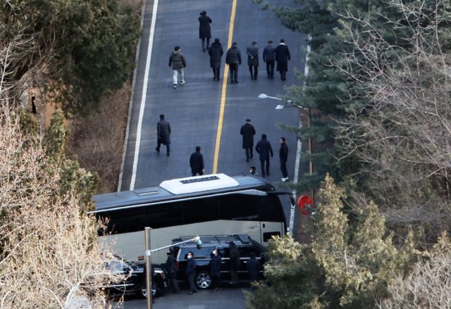 공수처가 윤석열 대통령에 대한 체포영장 집행 시도에 실패하면서 향후 대응에 이목이 쏠린다. 사진은 서울 한남동 대통령 관저로 공수처 관계자들이 올라가는 모습. /사진=뉴스1