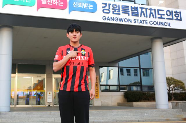 강원FC가 베테랑 측면 수비수 홍철을 영입했다. 사진은 3일 강원FC에 입단한 홍철의 모습. /사진=강원FC 제공