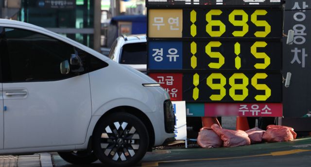 서울 소재 주유소에서 휘발유·경유가 판매되고 있다. / 사진=뉴시스 김선웅 기자 /사진=김선웅