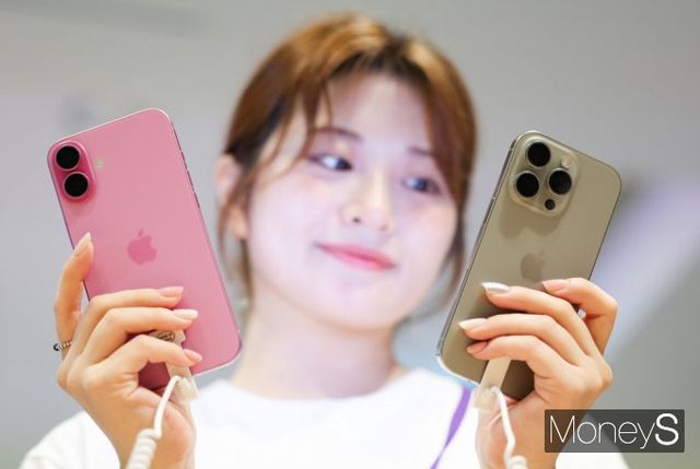 애플이 기기에 탑재된 음성 비서 시리를 통해 사용자 몰래 개인정보를 수집했다는 의혹과 관련된 소송에서 소비자들에게 거액을 지급하기로 합의했다. 아이폰 16을 살펴보는 고객의 모습./사진=뉴시스