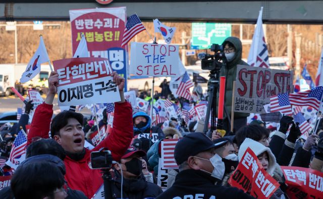 극우 성향 유튜버들이 조회수와 구독자를 늘려 떼돈을 벌고 있다. 사진은 윤석열 대통령 지지자들이 대통령 관저 앞에서 고위공직자범죄수사처의 체포영장 집행을 규탄하는 집회를 하는 모습. /사진=뉴스1