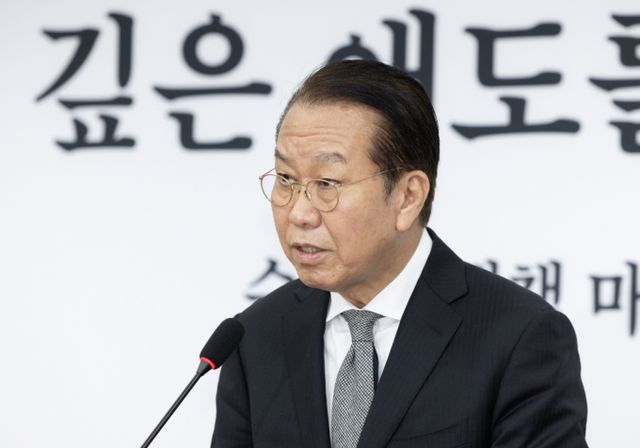 권영세 국민의힘 비상대책위원장이 윤 대통령 체포 영장 집행 시도한 공수처에 대해 정치판사의 부당거래라고 비판했다. 사진은 이날 국회에서 열린 긴급 기자회견 모습. /사진=뉴스1