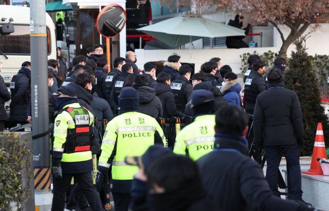 고위공직자범죄수사처가 윤석열 대통령의 체포영장 집행에 나선 가운데, 공수처는 윤 대통령을 조사한 뒤 서울구치소에 구금할 계획이다. 사진은 경찰이 윤석열 대통령 체포영장 집행을 하기 위해 관저로 향하는 모습. /사진=뉴시스