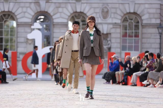 LF가 대표 브랜드 헤지스를 중동, 인도, 유럽 등 글로벌로 확장해 '1조원 캐주얼 브랜드' 입지를 굳힌다. 지난해 9월 2025 SS 런던 패션위크에서 모델이 LF 헤지스 옷을 입고 걷고 있다. /사진=LF