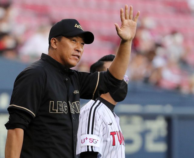 LG트윈스가 이병규 감독 등 코치진의 보직을 확정지었다. 사진은 2022년 LG트윈스의 경기를 시구하러 온 이병규 감독의 모습. /사진=뉴스1