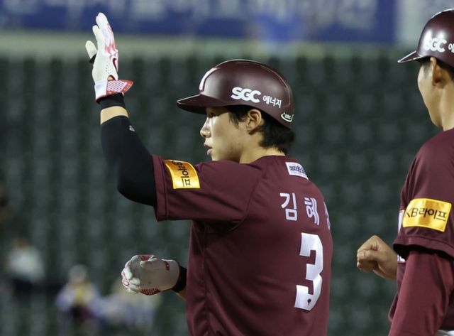 메이저리그 진출을 선언한 김혜성의 협상 마감 기한이 다가오지만 구체적인 계약 소식이 없는 상황이다. 사진은 2024시즌 키움 히어로즈에서 활약한 김헤성의 모습. /사진=뉴시스