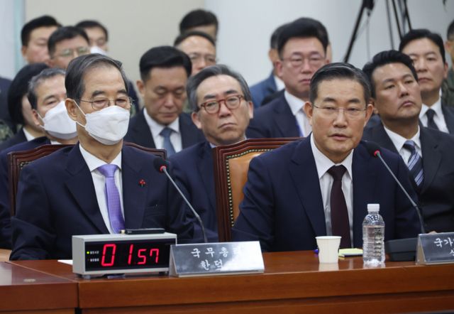 국가안보실은 신원식 안보실장이 비상계엄 선포 직전 한덕수 국무총리에게 "김용현 국방부 장관이 무리했다"고 말했다는 보도에 대해 "사실과 다르다"고 반박했다. 사진은 지난 22일 국회에서 열린 제5차 전체회의 1차 청문회에서 질의에 답하는 신원식 안보실장(오른쪽). /사진=뉴시스
