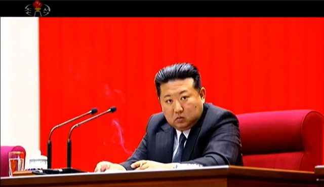 김정은 북한 국무위원장이 고농축우라늄(HEU) 생산시설을 방문했다. 사진은 김 위원장이 지난 27일 제8기 제30차 비서국 확대회의를 주재한 모습. /사진= 뉴시스(조선중앙통신TV 캡처)