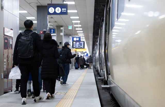 기혼남녀가 설 연휴 처가 혹은 시가에서 듣는 가장 부담스러운 말로 '자고 가라'와 '한 끼 더 먹고 가라'라고 밝혔다. 사진은 지난해 2월8일 서울 강남구 수서역에서 고향으로 향하는 귀성객들이 열차에 탑승하는 모습. /사진=뉴스1