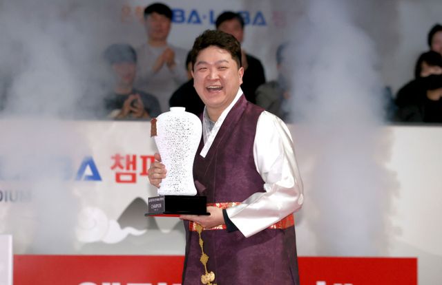 조건휘가 조재호를 꺾고 시즌 첫 우승에 성공했다. 사진은 지난 30일 경기 고양 킨텍스 PBA스타디움에서 열린 '웰컴저축은행 PBA-LPBA 챔피언십' PBA결승전에서 우승을 차지한 후 트로피를 들고 포즈를 취한 조건휘. /사진=PBA