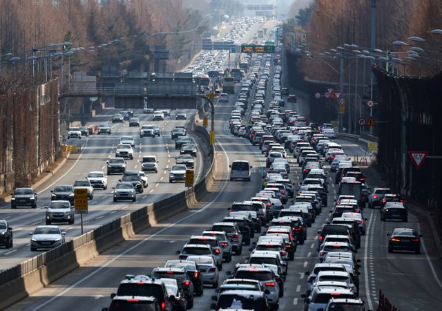 설 연휴 마지막 날인 30일 전국 고속도로가 양방향 모두 정체가 예상된다. 사진은 지난 29일 서울 서초구 잠원IC 인근 경부고속도로 하행선이 정체를 빚고 있는 모습. /사진=뉴시스