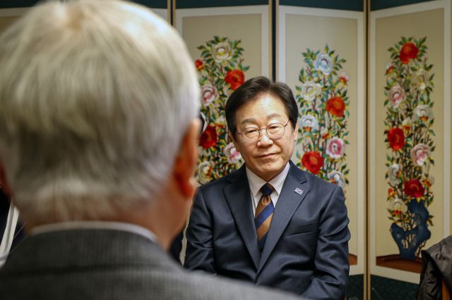 차기 대권주자에 대한 여론조사 결과가 조사기관별로 차이를 보여 혼란이 일고 있다. 사진은 이재명 더불어민주당 대표가 30일 경남 양산시 평산마을에서 문재인 전 대통령을 예방해 대화를 나누는 모습. /사진=뉴시스(더불어민주당 제공)